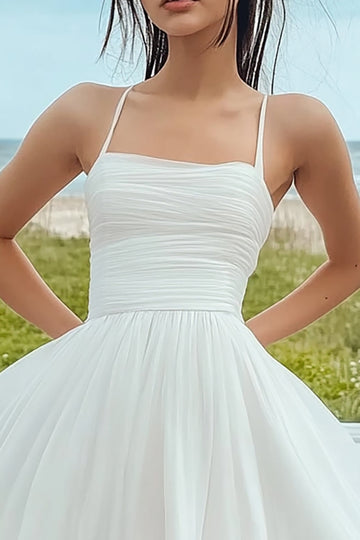 Petite robe blanche trapèze en tulle froncé à bretelles spaghetti